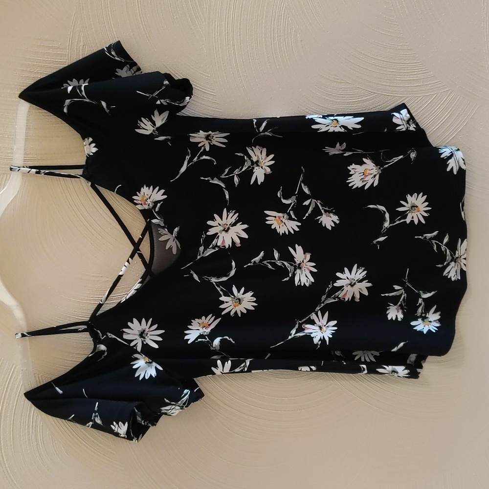 Kaileigh Valette Back Detail Cold Shoulder Knit Top - Picture 4 of 6